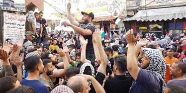 شبان فلسطينيون في مخيمات لبنان: كفى استهتاراً بحقوقنا
