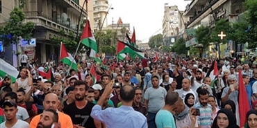 الآلاف شاركوا بالتظاهرة الأضخم في صيدا منذ سنوات مُطالبة بحقوق اللاجئين الفلسطينيين