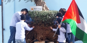 جمعيّة "الحقّ في اللّعبRight to Play" تزور ثانوية دير ياسين وتزرع شجرة زيتون مُعمِّرة