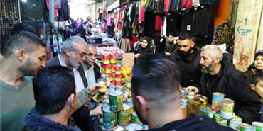 قائد القوة المشتركة الفلسطينية يجول في عين الحلوة ويتفقد المشاريع الإنمائية