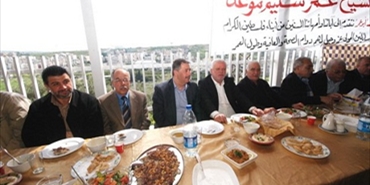 ابناء الشيخ عمر الموعد يكرمون الامهات والاباء الفلسطينيين المسنين في صيدا