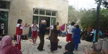 ثمانون مسناً يشاهدون عروضاً بهلوانية في مخيمي برج البراجنة ونهر البارد