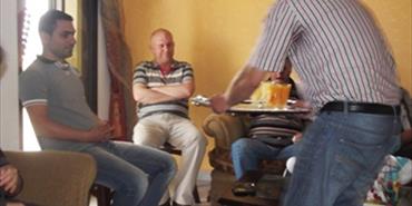 ثانوية الأقصى تزور الأستاذ الرفاعي وتبارك له بالمولودة الجديدة