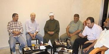 اللجنة الاهلية وحركة حماس تزور مختار الشبريحا في صور