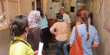 وفد من السفارة البريطانية يتفقد أوضاع اللاجئين الفلسطينيين في مخيم الرشيدية