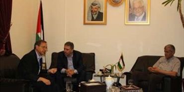 دبور وروجر يبحثان أوضاع اللاجئين الفلسطينيين بلبنان