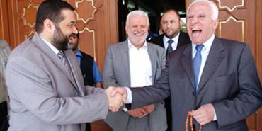 بهية الحريري تجمع قطبي المصالحة الفلسطينية في لبنان عزام الاحمد واسامة حمدان