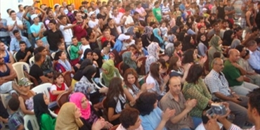 عرض مسرحي في مخيم نهر البارد بحضور المئات من المعتصمين