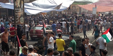 والدة المعتقل احمد شعبان تهدد بإحراق نفسها في مخيم نهر البارد