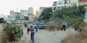 حماس تقوم بحملة رش مبيدات حشرية في مخيم البرج الشمالي