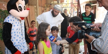 وفد من قناة الاقصى يجول في مخيم البص يوم العيد ويوزع الهدايا على الاطفال