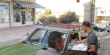 المكتب الطلابي الحركي في مخيم البرج الشمالي وزع الحلوى بمناسبة العيد
