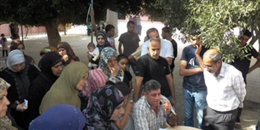 اللجنة الشعبية في مخيم الرشيدية تشرف على توزيع المساعدات للنازحين الفلسطينيين من سوريا