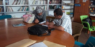 مكتب التوظيف في الانروا يستقبل طلبات الباحثين عن العمل في مخيم الرشيدية
