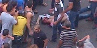 استشهاد أحمد قويدر، ويبدو في الصورة أنه لا سلاح معه