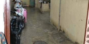 طافت بعض البيوت من جراء غزارة الامطار في مخيم البص