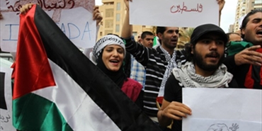 فلسطينيون يتظاهرون في بيروت لإقالة عباس