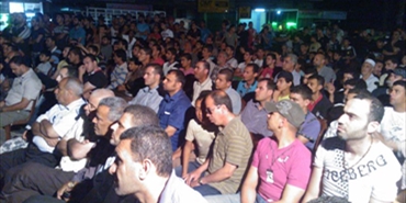 أهالي مخيم نهر البارد يشاهدون فيلمًا عن نكبتهم ونكبة فلسطين في الشارع العام