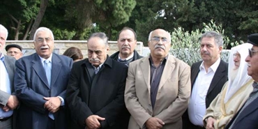 الشعبية تضع إكليلأً على أضرحة الشهداء في مقبرة شهداء فلسطين ببيروت