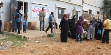 حركة حماس في مخيم عين الحلوة تقدم طرود غذائية للنازحين الفلسطينيين من سوريا