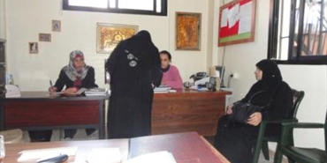 مؤسسة بيت أطفال الصمود توزع بونات ملابس على النازحين الفلسطينيين في مخيم الرشيدية