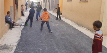 أطفال الرزمة الأولى في البارد الأكثر فرحاً بالطرق المزفتة البارحة وبالعام الجديد