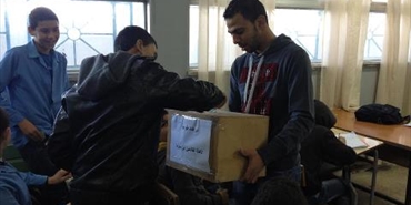 الرابطة الاسلامية لطلبة فلسطين في مخيم الرشيدية تنفذ حملة " معاً نحياُ " للمساهمة في إغاثة النازحين