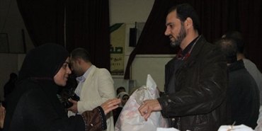 جمعية الفرقان توزع البسه على اربعماية عائله من النازحيين من سوريا