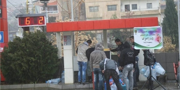 توزيع مادة المازوت على النازحين الفلسطينيين من سوريا الى مخيم الجليل مكرمة من رئيس الوزراء اسماعيل هنية