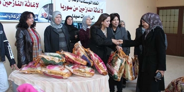 الناصري يوزع بطانيات على النازحين في مخيم عين الحلوة‎