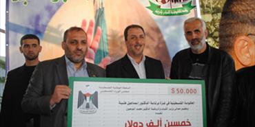 وزير الشباب والرياضة الفلسطيني يسلم خمسون ألف دولار هبة من رئيس الوزراء اسماعيل هنية لمخيم الرشيدية