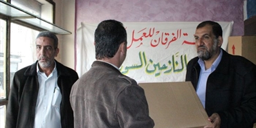 جمعية الفرقان توزع 300 طرد غذائي على النازحين من سوريا إلى مخيم عين الحلوة
