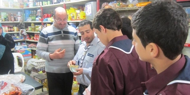 كشافة بيت المقدس في مخيم الرشيدية تجول على المحلات لجمع تبرعات لاطفال فلسطين النازحين من سوريا‏