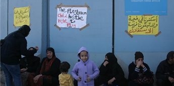 النازحون من المخيمات السورية يواصلون اعتصامهم امام مقر الاونروا بلبنان