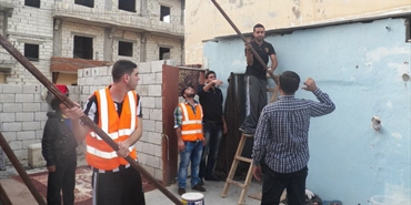 التجمع الشبابي "ساعد" يساهم في إصلاح منزل ل 3 لعائلات نازحة من سوريا
