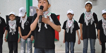 أطفال النازحين الفلسطينين من سوريا في عين الحلوة يقدمون مسرحية ثقافية هادفة