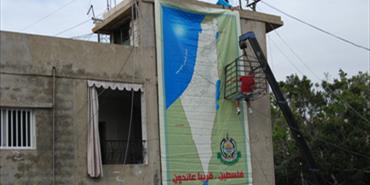 جدارية «خارطة فلسطين» تُزين مدخل مخيم الشهداء في مخيم برج الشمالي