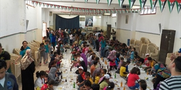 طلاب حركة فتح يزرعون البسمة على وجوه الاطفال النازحين السوريين في الرشيدية