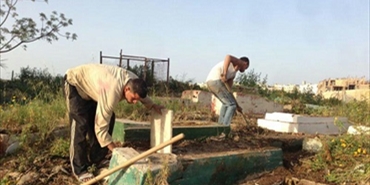 في نهر البارد متطوعون بالخفية ينظفون المقبرة