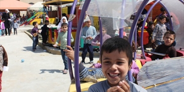 بسمة على وجوه الأطفال النازحين في عين الحلوة