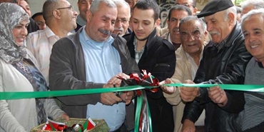ياسر عرفات الصورة الرمز على جدران المخيمات يعرض في مخيم البداوي
