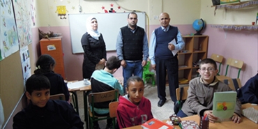 وفد من المؤسسة الفلسطينية لحقوق الإنسان (شاهد) يجول على هيئات ومؤسسات المجتمع المحلي في مخيمات صور
