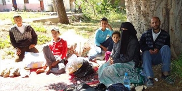 عائلة مهجرة من سوريا تبيت لليوم الثالث في العراء في مخيم البص !!