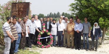 وفد من الاتحاد العمالي يضع اكليل من الزهر على قبر شهيد العمل النقابي - كفر بدا