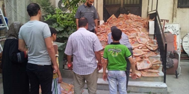 جمعية الفرقان تقدم 1000 ربطة خبز طازجة لأسر نازحة في مخيم عين الحلوة