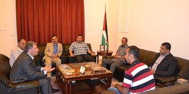 السفير دبور يستقبل جمعية فلسطين تستحق