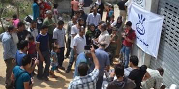 نبع في اطعام النازحيين في عين الحلوة