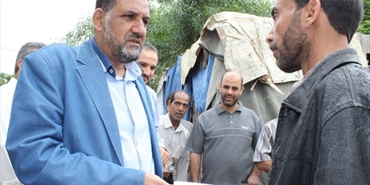 وفد من حركة حماس يجول على مجمع بدر للعائلات النازحة للاطلاع على احوالهم وتقديم المساعدات