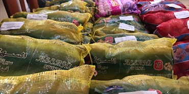 "من الموجود جود" توزع الحصص الغذائية على العائلات المستورة في مخيم الرشيدية