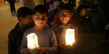 إضاءة شموع في مخيمات بيروت لروح الشهيد أبو عمار